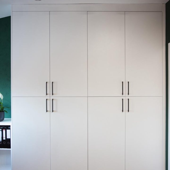 Meble biurowe na wymiar w Markach – szafy, zabudowy grzejników, kuchnia i łazienka. Elegancki design, lakierowane fronty i funkcjonalność. Realizacja MiD Business.