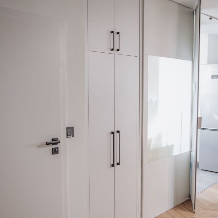 Meble biurowe na wymiar w Markach – szafy, zabudowy grzejników, kuchnia i łazienka. Elegancki design, lakierowane fronty i funkcjonalność. Realizacja MiD Business.