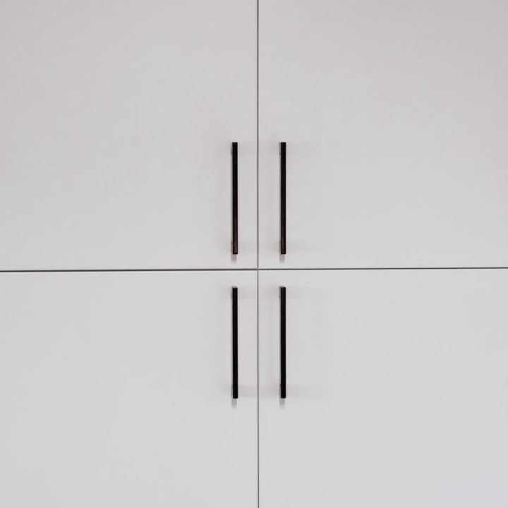 Meble biurowe na wymiar w Markach – szafy, zabudowy grzejników, kuchnia i łazienka. Elegancki design, lakierowane fronty i funkcjonalność. Realizacja MiD Business.