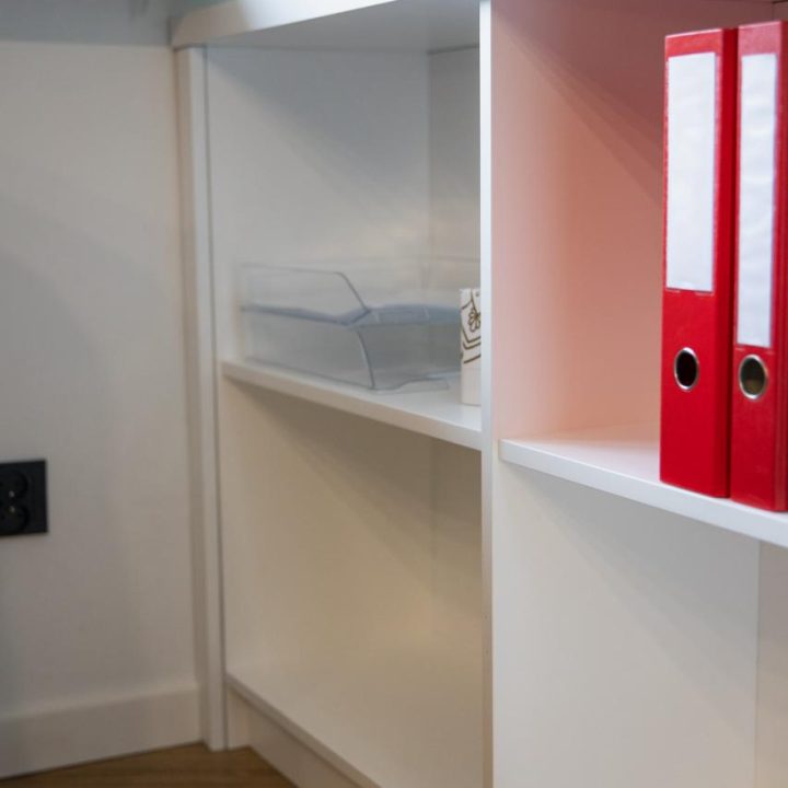 Meble biurowe na wymiar w Markach – szafy, zabudowy grzejników, kuchnia i łazienka. Elegancki design, lakierowane fronty i funkcjonalność. Realizacja MiD Business.