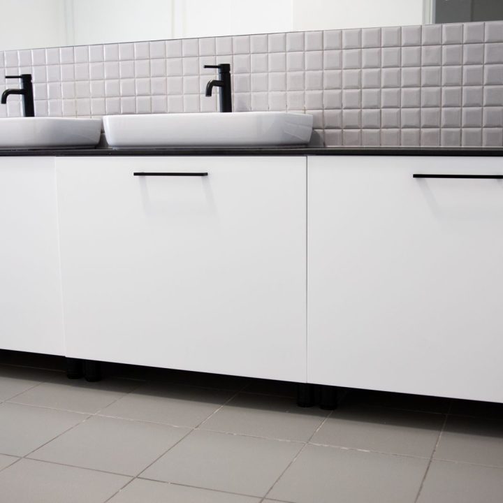 Meble biurowe na wymiar w Markach – szafy, zabudowy grzejników, kuchnia i łazienka. Elegancki design, lakierowane fronty i funkcjonalność. Realizacja MiD Business.