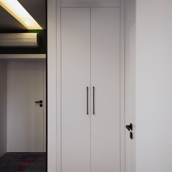 Meble biurowe na wymiar w Markach – szafy, zabudowy grzejników, kuchnia i łazienka. Elegancki design, lakierowane fronty i funkcjonalność. Realizacja MiD Business.