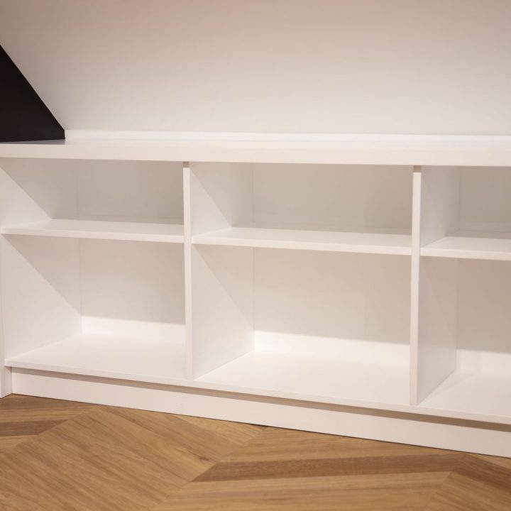 Meble biurowe na wymiar w Markach – szafy, zabudowy grzejników, kuchnia i łazienka. Elegancki design, lakierowane fronty i funkcjonalność. Realizacja MiD Business.