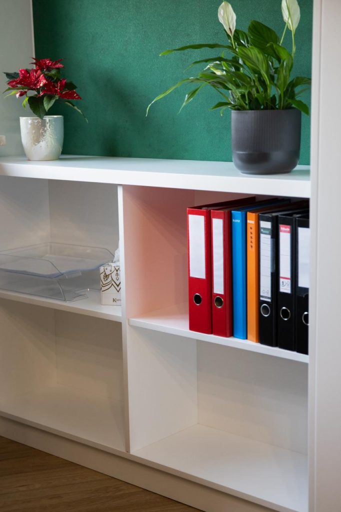 Meble biurowe na wymiar w Markach – szafy, zabudowy grzejników, kuchnia i łazienka. Elegancki design, lakierowane fronty i funkcjonalność. Realizacja MiD Business.