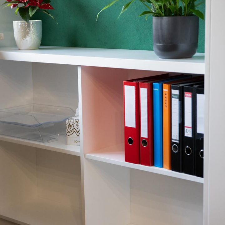 Meble biurowe na wymiar w Markach – szafy, zabudowy grzejników, kuchnia i łazienka. Elegancki design, lakierowane fronty i funkcjonalność. Realizacja MiD Business.