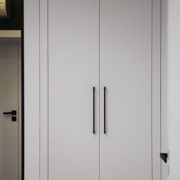 Meble biurowe na wymiar w Markach – szafy, zabudowy grzejników, kuchnia i łazienka. Elegancki design, lakierowane fronty i funkcjonalność. Realizacja MiD Business.