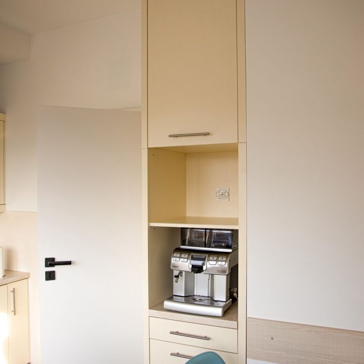 Meble biurowe na wymiar w Markach – szafy, zabudowy grzejników, kuchnia i łazienka. Elegancki design, lakierowane fronty i funkcjonalność. Realizacja MiD Business.