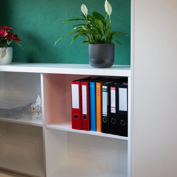 Meble biurowe na wymiar w Markach – szafy, zabudowy grzejników, kuchnia i łazienka. Elegancki design, lakierowane fronty i funkcjonalność. Realizacja MiD Business.