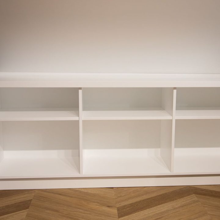 Meble biurowe na wymiar w Markach – szafy, zabudowy grzejników, kuchnia i łazienka. Elegancki design, lakierowane fronty i funkcjonalność. Realizacja MiD Business.