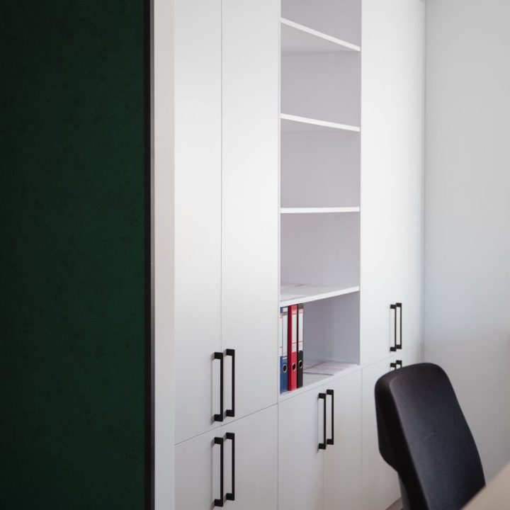 Meble biurowe na wymiar w Markach – szafy, zabudowy grzejników, kuchnia i łazienka. Elegancki design, lakierowane fronty i funkcjonalność. Realizacja MiD Business.