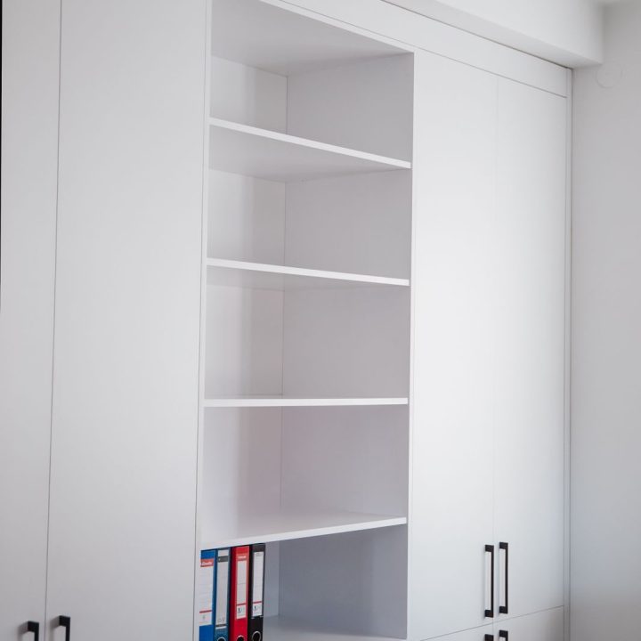 Meble biurowe na wymiar w Markach – szafy, zabudowy grzejników, kuchnia i łazienka. Elegancki design, lakierowane fronty i funkcjonalność. Realizacja MiD Business.