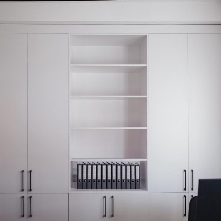 Meble biurowe na wymiar w Markach – szafy, zabudowy grzejników, kuchnia i łazienka. Elegancki design, lakierowane fronty i funkcjonalność. Realizacja MiD Business.