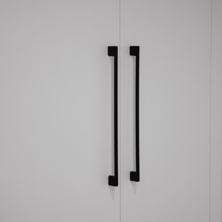 Meble biurowe na wymiar w Markach – szafy, zabudowy grzejników, kuchnia i łazienka. Elegancki design, lakierowane fronty i funkcjonalność. Realizacja MiD Business.