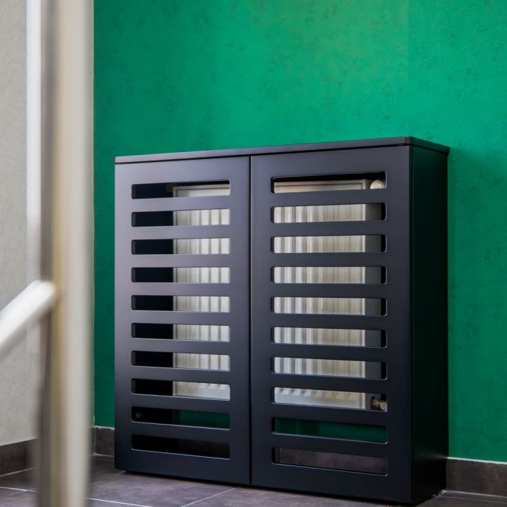 Meble biurowe na wymiar w Markach – szafy, zabudowy grzejników, kuchnia i łazienka. Elegancki design, lakierowane fronty i funkcjonalność. Realizacja MiD Business.