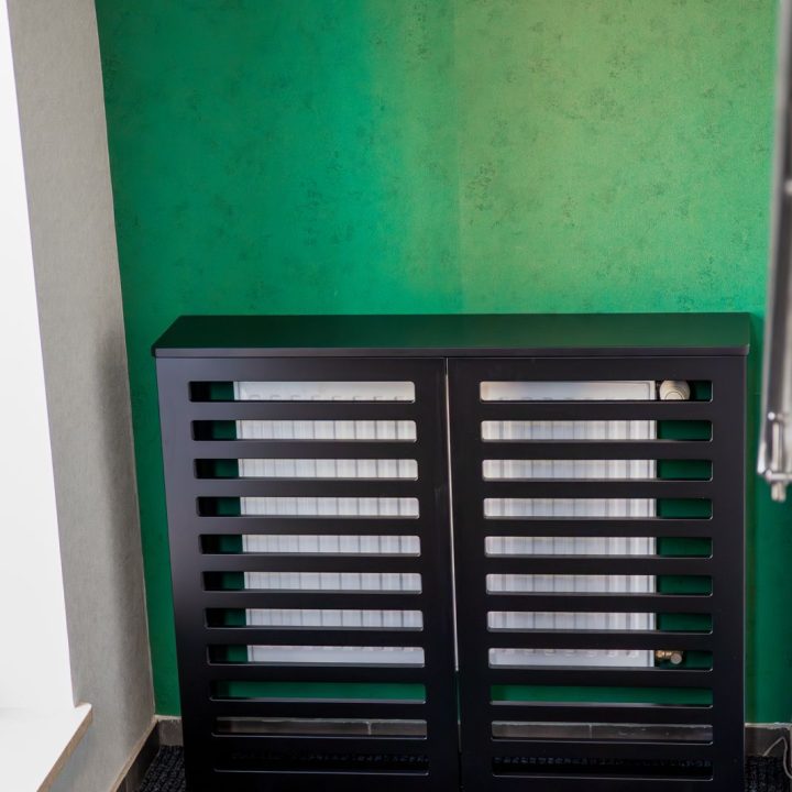 Meble biurowe na wymiar w Markach – szafy, zabudowy grzejników, kuchnia i łazienka. Elegancki design, lakierowane fronty i funkcjonalność. Realizacja MiD Business.