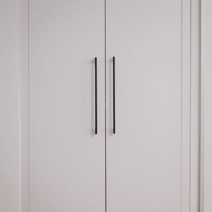 Meble biurowe na wymiar w Markach – szafy, zabudowy grzejników, kuchnia i łazienka. Elegancki design, lakierowane fronty i funkcjonalność. Realizacja MiD Business.