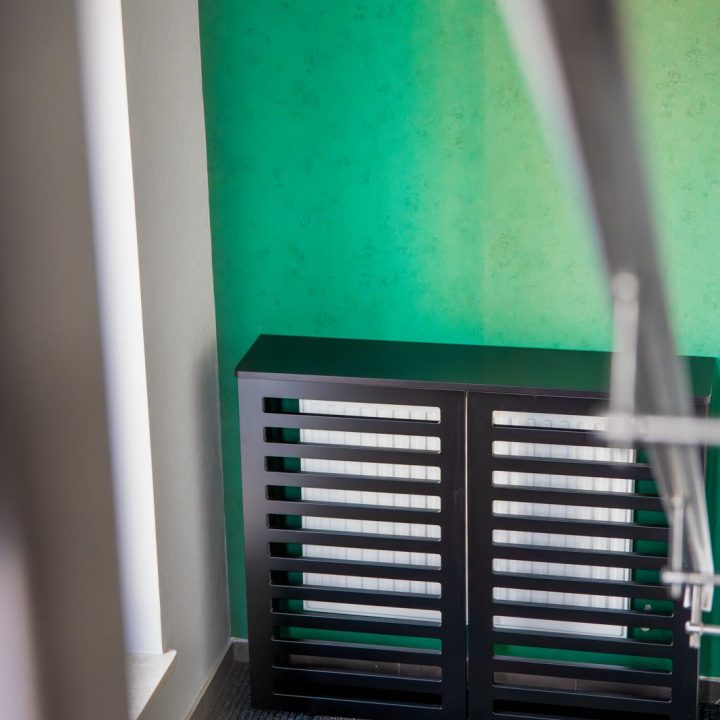 Meble biurowe na wymiar w Markach – szafy, zabudowy grzejników, kuchnia i łazienka. Elegancki design, lakierowane fronty i funkcjonalność. Realizacja MiD Business.