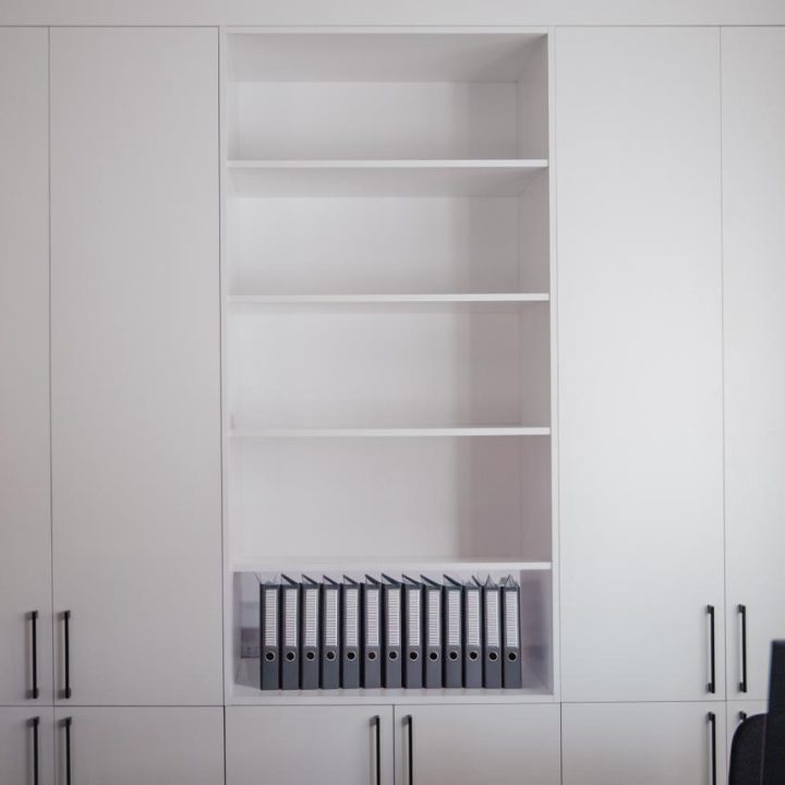 Meble biurowe na wymiar w Markach – szafy, zabudowy grzejników, kuchnia i łazienka. Elegancki design, lakierowane fronty i funkcjonalność. Realizacja MiD Business.