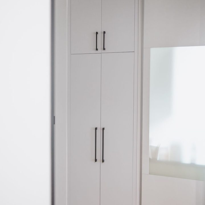 Meble biurowe na wymiar w Markach – szafy, zabudowy grzejników, kuchnia i łazienka. Elegancki design, lakierowane fronty i funkcjonalność. Realizacja MiD Business.