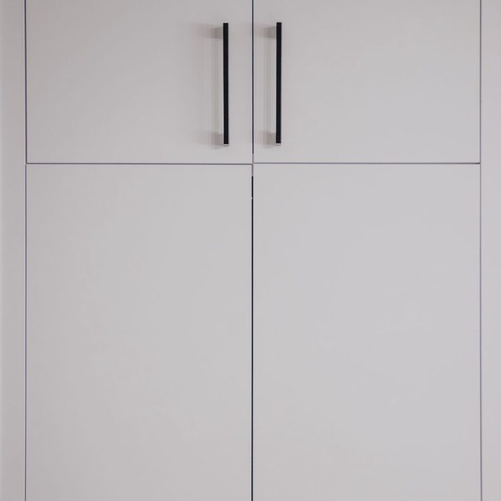 Meble biurowe na wymiar w Markach – szafy, zabudowy grzejników, kuchnia i łazienka. Elegancki design, lakierowane fronty i funkcjonalność. Realizacja MiD Business.