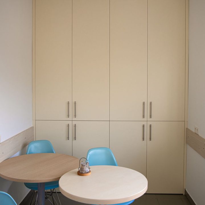 Meble biurowe na wymiar w Markach – szafy, zabudowy grzejników, kuchnia i łazienka. Elegancki design, lakierowane fronty i funkcjonalność. Realizacja MiD Business.