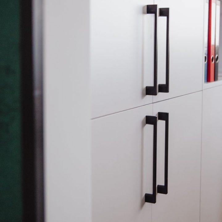 Meble biurowe na wymiar w Markach – szafy, zabudowy grzejników, kuchnia i łazienka. Elegancki design, lakierowane fronty i funkcjonalność. Realizacja MiD Business.