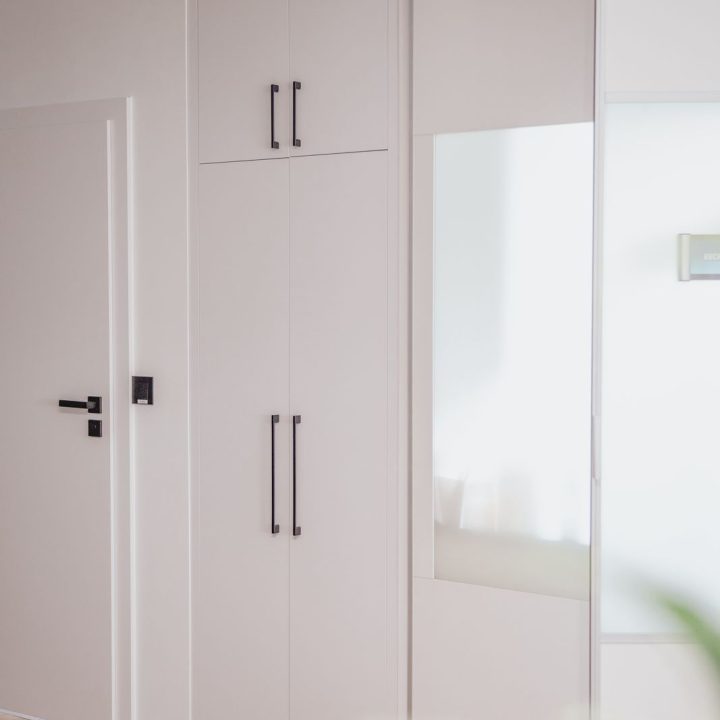 Meble biurowe na wymiar w Markach – szafy, zabudowy grzejników, kuchnia i łazienka. Elegancki design, lakierowane fronty i funkcjonalność. Realizacja MiD Business.