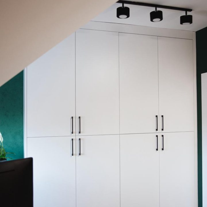 Meble biurowe na wymiar w Markach – szafy, zabudowy grzejników, kuchnia i łazienka. Elegancki design, lakierowane fronty i funkcjonalność. Realizacja MiD Business.