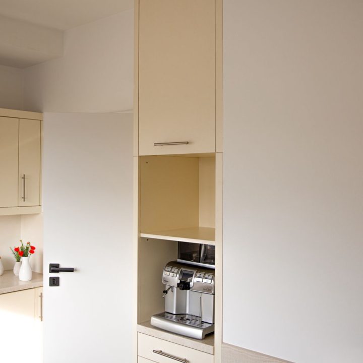 Meble biurowe na wymiar w Markach – szafy, zabudowy grzejników, kuchnia i łazienka. Elegancki design, lakierowane fronty i funkcjonalność. Realizacja MiD Business.