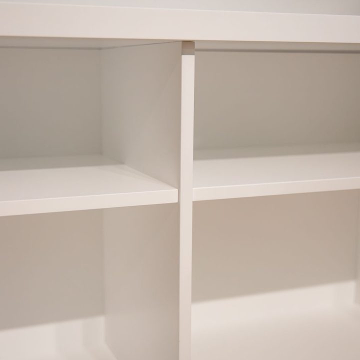 Meble biurowe na wymiar w Markach – szafy, zabudowy grzejników, kuchnia i łazienka. Elegancki design, lakierowane fronty i funkcjonalność. Realizacja MiD Business.