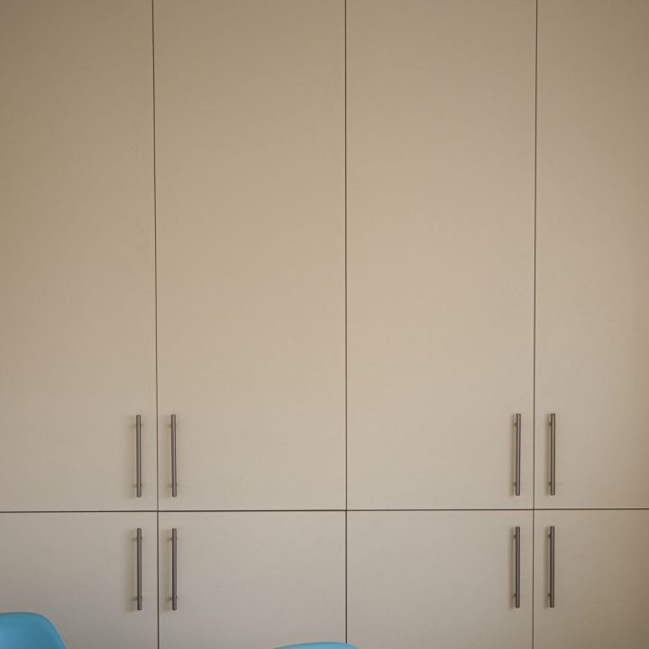 Meble biurowe na wymiar w Markach – szafy, zabudowy grzejników, kuchnia i łazienka. Elegancki design, lakierowane fronty i funkcjonalność. Realizacja MiD Business.