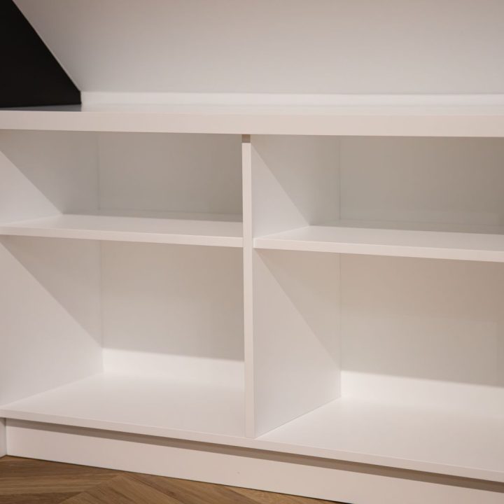 Meble biurowe na wymiar w Markach – szafy, zabudowy grzejników, kuchnia i łazienka. Elegancki design, lakierowane fronty i funkcjonalność. Realizacja MiD Business.