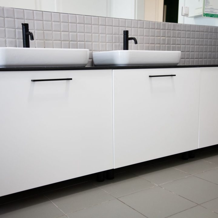 Meble biurowe na wymiar w Markach – szafy, zabudowy grzejników, kuchnia i łazienka. Elegancki design, lakierowane fronty i funkcjonalność. Realizacja MiD Business.