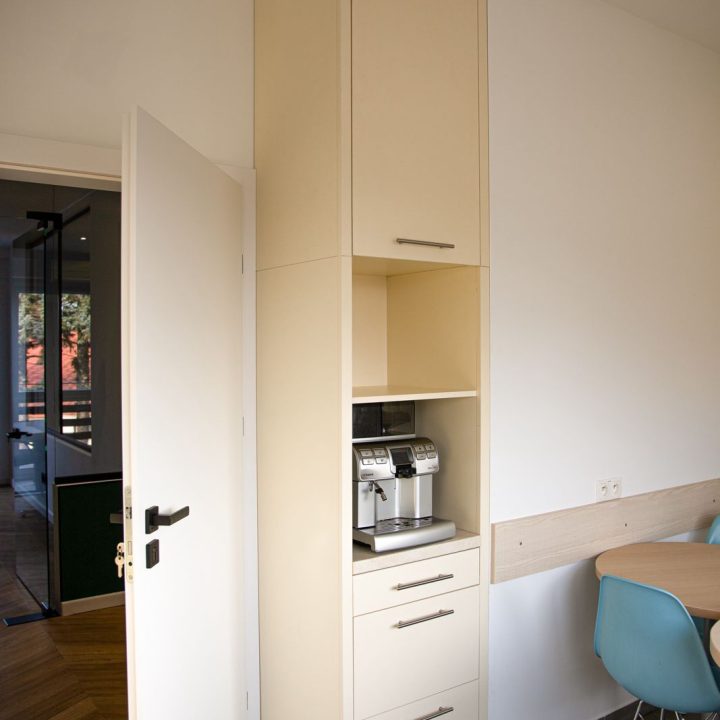 Meble biurowe na wymiar w Markach – szafy, zabudowy grzejników, kuchnia i łazienka. Elegancki design, lakierowane fronty i funkcjonalność. Realizacja MiD Business.