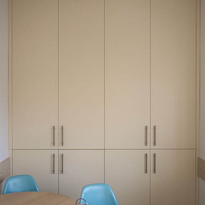 Meble biurowe na wymiar w Markach – szafy, zabudowy grzejników, kuchnia i łazienka. Elegancki design, lakierowane fronty i funkcjonalność. Realizacja MiD Business.