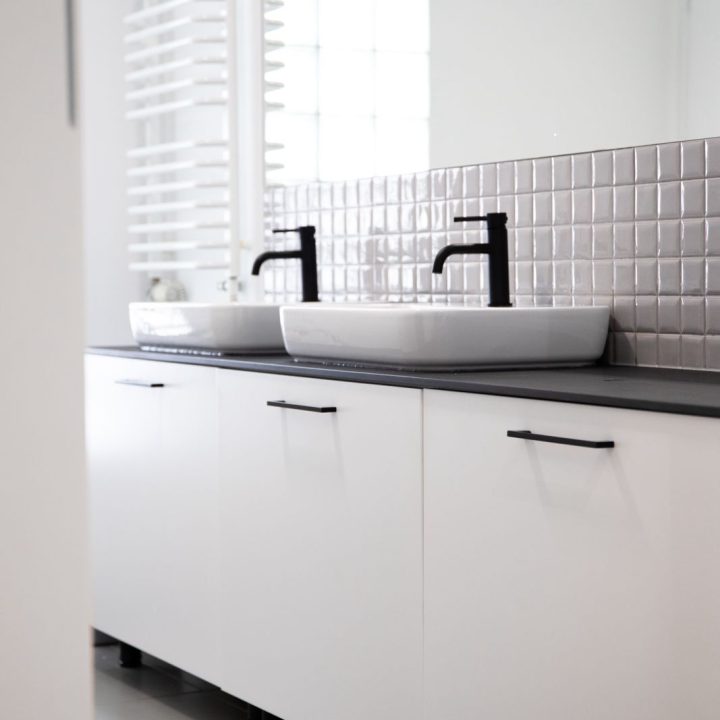 Meble biurowe na wymiar w Markach – szafy, zabudowy grzejników, kuchnia i łazienka. Elegancki design, lakierowane fronty i funkcjonalność. Realizacja MiD Business.