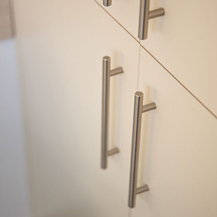 Meble biurowe na wymiar w Markach – szafy, zabudowy grzejników, kuchnia i łazienka. Elegancki design, lakierowane fronty i funkcjonalność. Realizacja MiD Business.