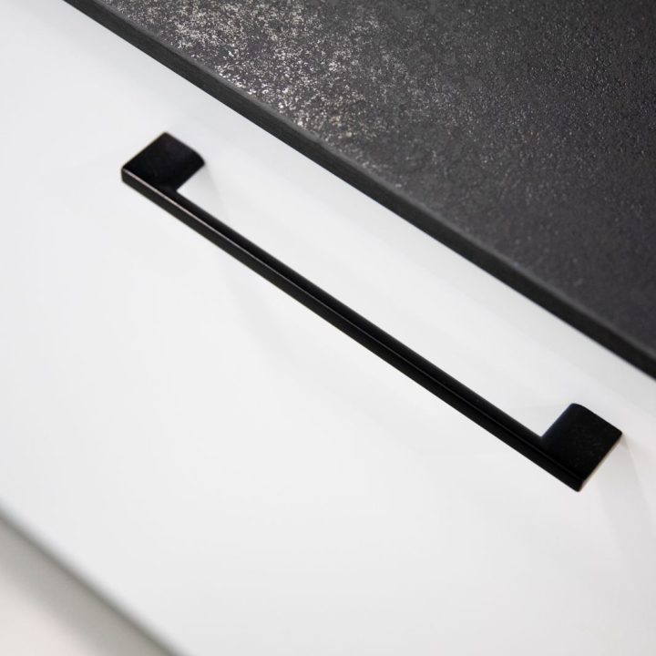 Meble biurowe na wymiar w Markach – szafy, zabudowy grzejników, kuchnia i łazienka. Elegancki design, lakierowane fronty i funkcjonalność. Realizacja MiD Business.