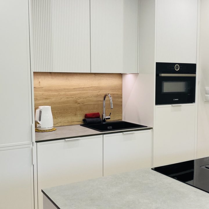 Kompleksowa realizacja MiD Prestige: meble na wymiar – kuchnia z wyspą, spiżarnia, garderoby, szafy, biurka i zabudowy łazienkowe. Estetyka premium i perfekcyjne wykonanie.