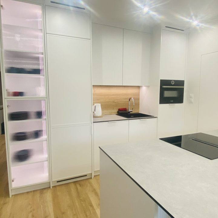 Kompleksowa realizacja MiD Prestige: meble na wymiar – kuchnia z wyspą, spiżarnia, garderoby, szafy, biurka i zabudowy łazienkowe. Estetyka premium i perfekcyjne wykonanie.