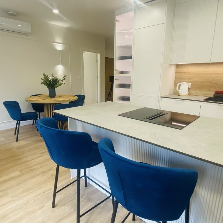 Kompleksowa realizacja MiD Prestige: meble na wymiar – kuchnia z wyspą, spiżarnia, garderoby, szafy, biurka i zabudowy łazienkowe. Estetyka premium i perfekcyjne wykonanie.