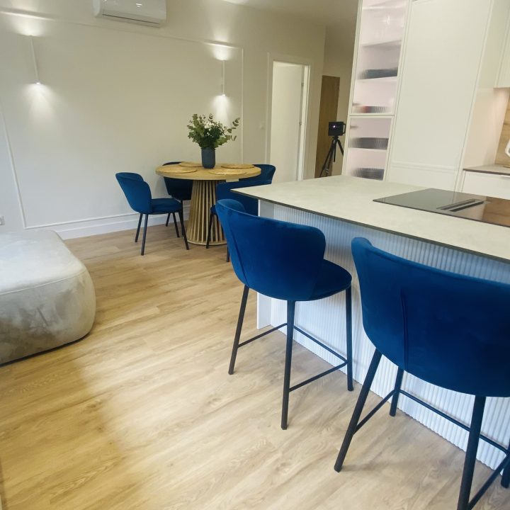 Kompleksowa realizacja MiD Prestige: meble na wymiar – kuchnia z wyspą, spiżarnia, garderoby, szafy, biurka i zabudowy łazienkowe. Estetyka premium i perfekcyjne wykonanie.