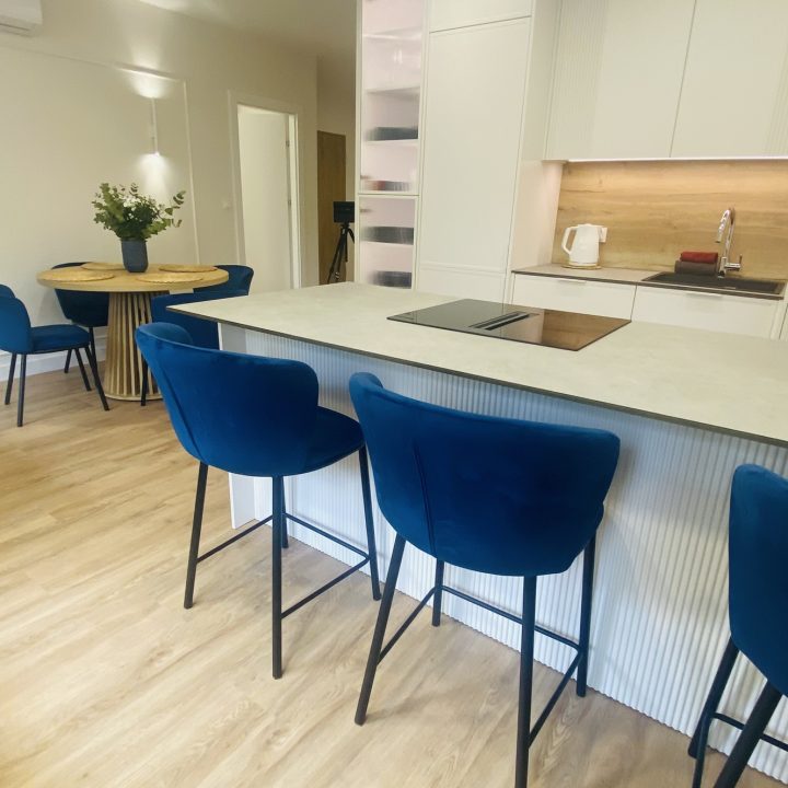 Kompleksowa realizacja MiD Prestige: meble na wymiar – kuchnia z wyspą, spiżarnia, garderoby, szafy, biurka i zabudowy łazienkowe. Estetyka premium i perfekcyjne wykonanie.