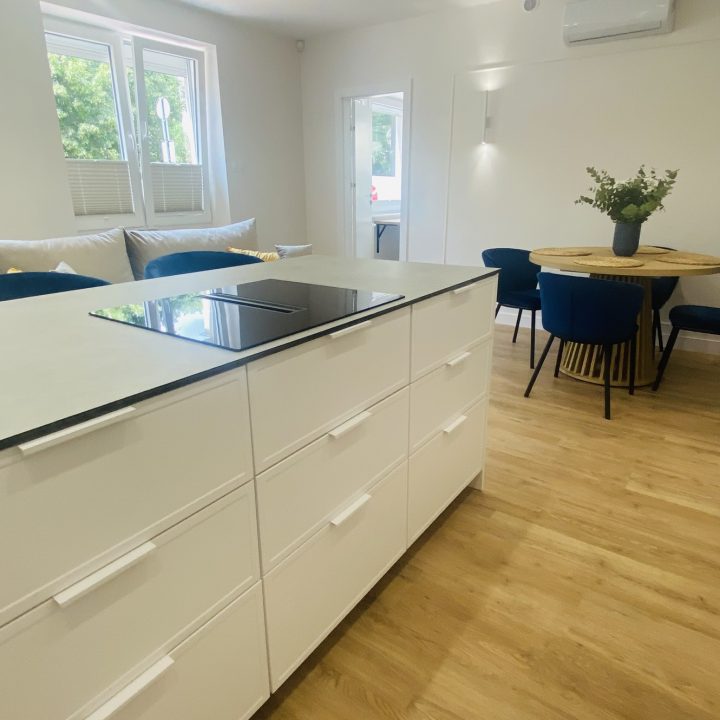 Kompleksowa realizacja MiD Prestige: meble na wymiar – kuchnia z wyspą, spiżarnia, garderoby, szafy, biurka i zabudowy łazienkowe. Estetyka premium i perfekcyjne wykonanie.