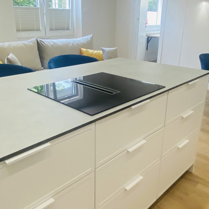 Kompleksowa realizacja MiD Prestige: meble na wymiar – kuchnia z wyspą, spiżarnia, garderoby, szafy, biurka i zabudowy łazienkowe. Estetyka premium i perfekcyjne wykonanie.