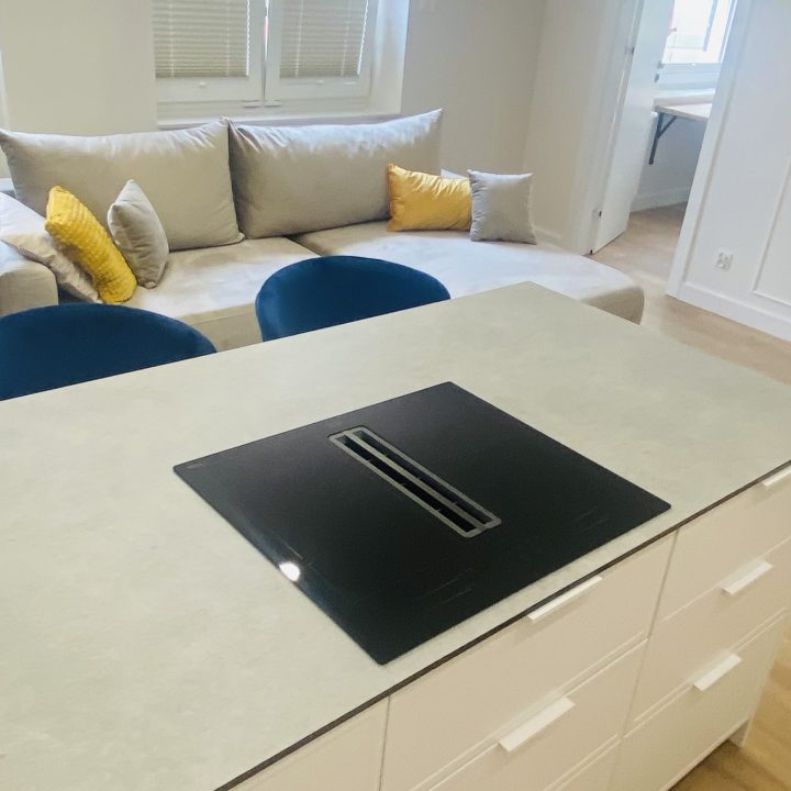 Kompleksowa realizacja MiD Prestige: meble na wymiar – kuchnia z wyspą, spiżarnia, garderoby, szafy, biurka i zabudowy łazienkowe. Estetyka premium i perfekcyjne wykonanie.