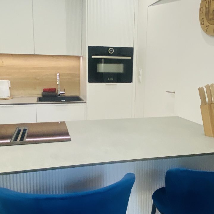 Kompleksowa realizacja MiD Prestige: meble na wymiar – kuchnia z wyspą, spiżarnia, garderoby, szafy, biurka i zabudowy łazienkowe. Estetyka premium i perfekcyjne wykonanie.