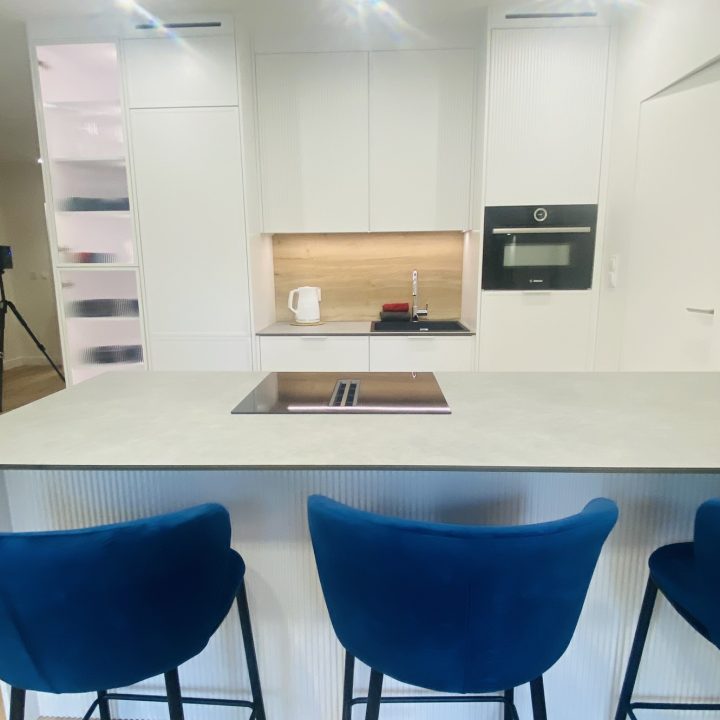 Kompleksowa realizacja MiD Prestige: meble na wymiar – kuchnia z wyspą, spiżarnia, garderoby, szafy, biurka i zabudowy łazienkowe. Estetyka premium i perfekcyjne wykonanie.