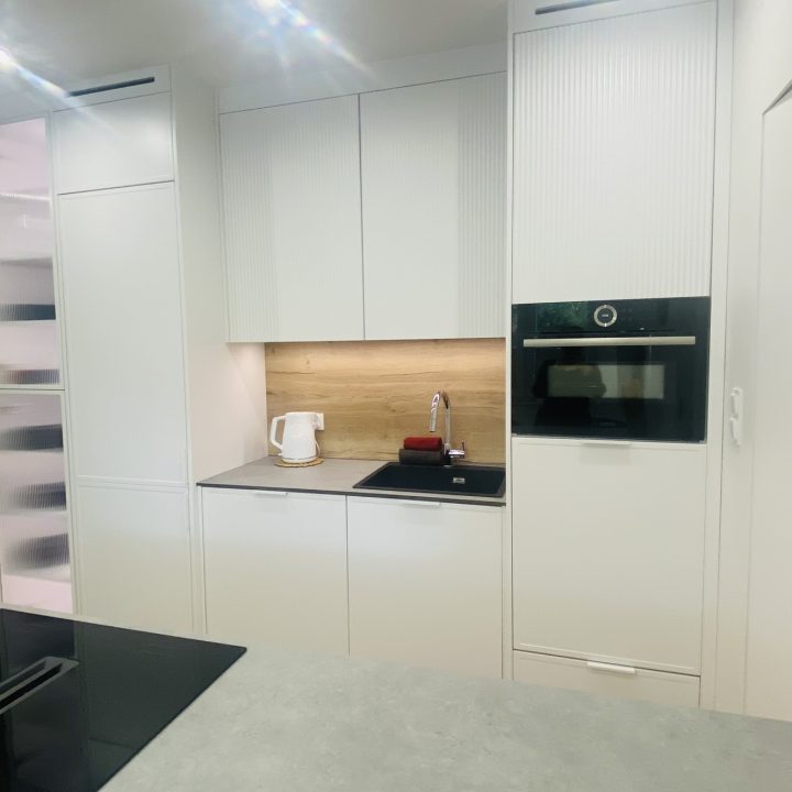 Kompleksowa realizacja MiD Prestige: meble na wymiar – kuchnia z wyspą, spiżarnia, garderoby, szafy, biurka i zabudowy łazienkowe. Estetyka premium i perfekcyjne wykonanie.