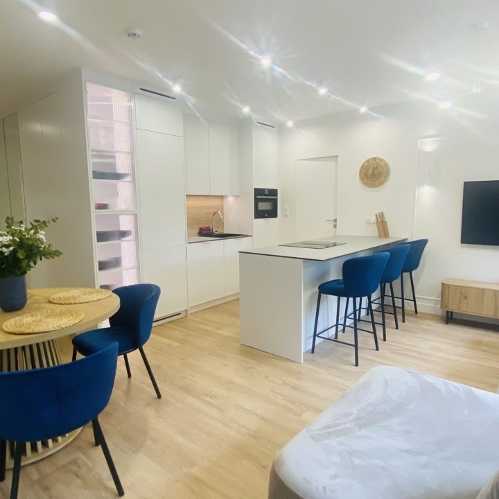 Kompleksowa realizacja MiD Prestige: meble na wymiar – kuchnia z wyspą, spiżarnia, garderoby, szafy, biurka i zabudowy łazienkowe. Estetyka premium i perfekcyjne wykonanie.